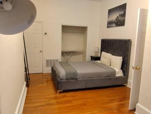 una camera con un letto di Master room - 2 queen 1 bedroom (apt5) a Philadelphia