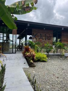 a building with plants in front of it at Kai Hotel Campestre in Calarcá