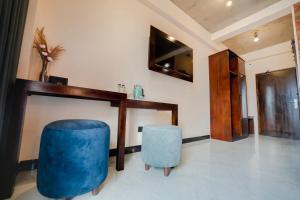 sala de estar con silla azul y mesa en Limeshine - Airport Transit Hotel, en Katunayake