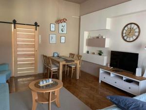 a living room with a table and a dining room at Hangulat apartman in Miskolc