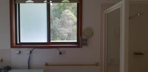 łazienka z oknem nad umywalką i prysznicem w obiekcie Ripplebrook Country Cottage w mieście Foster +17 zdjęć