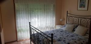 sypialnia z łóżkiem i dużym oknem w obiekcie Ripplebrook Country Cottage w mieście Foster