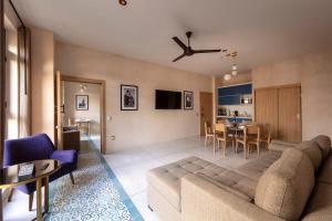 墨西哥城的住宿－Luxury Suite up to 10ppl near Torre Latino，带沙发的客厅和用餐室