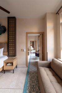 Un dormitorio con una cama y un sofá en una habitación. en Luxury Suite up to 10ppl near Torre Latino, en Ciudad de México