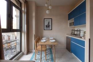 cocina con mesa con sillas y ventana en Luxury Suite up to 10ppl near Torre Latino, en Ciudad de México
