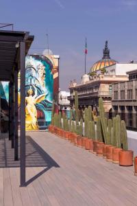 een gebouw met een muurschildering van een vrouw en een cactus bij Suite 2 camas y sofa cama in Mexico-Stad