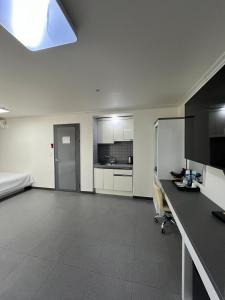 a large room with a desk and a kitchen at Motel Choo Eok in Sokcho +19 photos