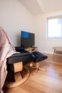 Televiisor ja/või meelelahutuskeskus majutusasutuses Modern Self Contained Unit Views Parking and WiFi
