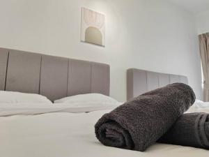 Katil atau katil-katil dalam bilik di Petaling Jaya Landed Home for up to 15pax, 4BedRoom at Damansara , 1 Utama , Starling Mall , Atria Mall, IKEA