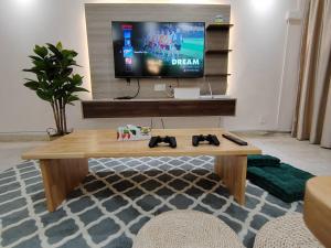 een woonkamer met een tv en een salontafel bij Petaling Jaya Landed Home for up to 15pax, 4BedRoom at Damansara , 1 Utama , Starling Mall , Atria Mall, IKEA in Petaling Jaya