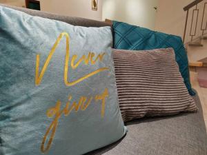un sofá con una almohada con la palabra nueva novia en Petaling Jaya Landed Home for up to 15pax, 4BedRoom at Damansara , 1 Utama , Starling Mall , Atria Mall, IKEA, en Petaling Jaya