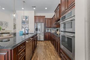 フォートマイヤーズビーチにある3132 Estero Blvd homeのキッチン(木製キャビネット、ステンレス製の電化製品付) +21枚の写真