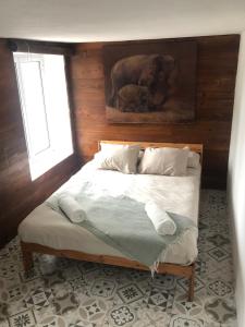 a bed sitting in a room with a window at Flores Garden Retreat in Santa Cruz das Flores