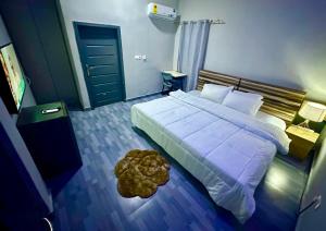 ein Schlafzimmer mit einem großen Bett und einem Teppich in der Unterkunft Northwold hotell in Sotuom