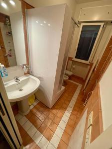 bagno con lavandino e servizi igienici di Rimini Holiday Apartment a Rimini