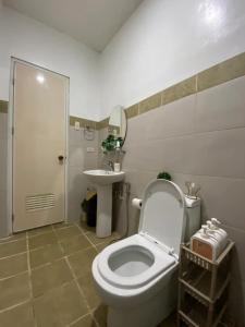 uma casa de banho com um WC e um lavatório em CamiStays Homestay in Camiguin, Best for Groups or Family em Mambajao