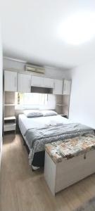 a bedroom with a large bed and a large window at Apartamento na Serra Gaúcha in Caxias do Sul