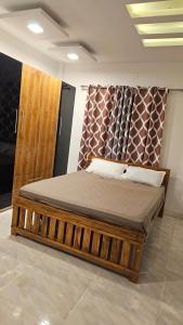 um quarto com uma cama de madeira num quarto em LMR Stays and Holidays em Thrissur