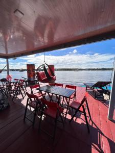 einen Tisch und Stühle auf dem Deck eines Bootes in der Unterkunft Casa flutuante - Manaus Amazonas in Manaus