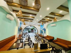- un restaurant avec des tables et des chaises dans une salle dans l'établissement Secret Garden FLC Sầm Sơn, à Sầm Sơn