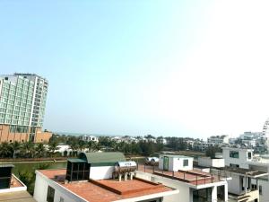 uma vista sobre os telhados de edifícios de uma cidade em Secret Garden FLC Sầm Sơn em Sam Son