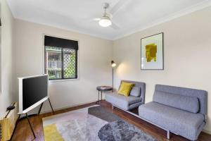 a living room with a couch and a tv at Yume House Stylish Country Escape 1 Bedroom in Ravensbourne