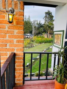 uma varanda com vista para um pátio em Hotel Oh My Dog em Medellín
