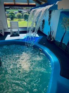 einen Pool in einem Haus mit einem Brunnen in der Unterkunft Hotel Oh My Dog in Medellín