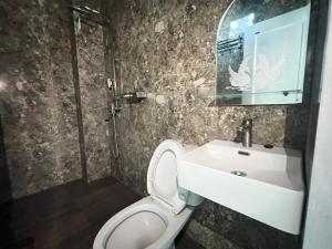 een badkamer met een toilet en een wastafel bij Nofrah House Syariah Mitra RedDoorz in Tjolomadu