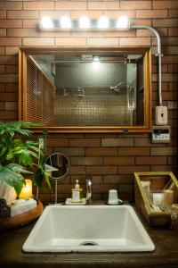um lavatório de casa de banho com um grande espelho por cima em Shinagawa-ku - House / Vacation STAY 12126 em Tóquio