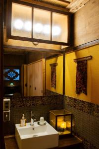 a bathroom with a sink and a mirror at Shinagawa-ku - House / Vacation STAY 12126 in Tokyo