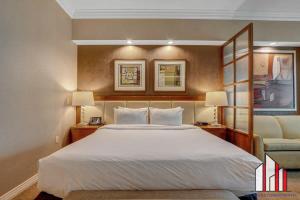 Postel nebo postele na pokoji v ubytování MGM Signature-33-709 F1 Track & Strip View Balcony