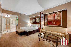 Postel nebo postele na pokoji v ubytování MGM Signature-33-709 F1 Track & Strip View Balcony