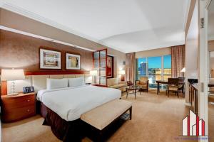 Postel nebo postele na pokoji v ubytování MGM Signature-33-709 F1 Track & Strip View Balcony + 87 fotografií