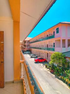 uma vista para a rua a partir de uma varanda de um edifício em Amzar Motel Cenang em Pantai Cenang