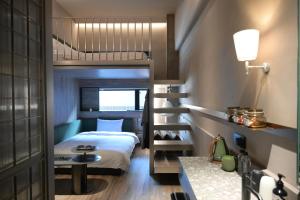 een kleine slaapkamer met een stapelbed en een bureau bij NOA Hotel & SPA Shenzhen in Shenzhen