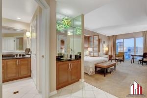 1 dormitorio con 1 cama, cocina y baño en MGM Signature-36-705 F1 Track & Strip View Balcony en Las Vegas
