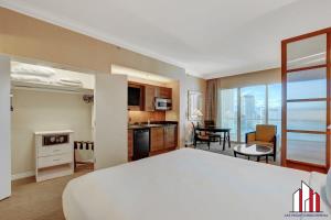 um quarto de hotel com uma cama grande e uma cozinha em MGM Signature-33-711 F1 Track & Strip View Balcony em Las Vegas