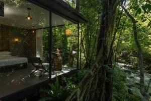 Habitación con mesa y silla en un bosque en Nampien Yorla Pa 