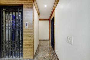 un couloir avec une porte et un mur dans l'établissement OYO Hotel Signature, à Ahmedabad