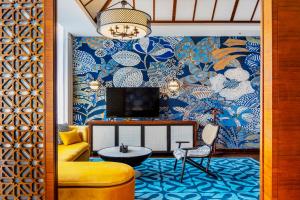 TV a/nebo společenská místnost v ubytování Fondney Hotel Shanghai NECC Hongqiao Airport T2