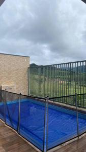- un balcon avec un trampoline bleu dans un bâtiment dans l'établissement N03 Apartamento para até 4 hóspedes em Jacutinga, à Jacutinga