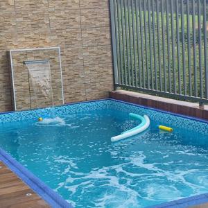 une piscine avec deux tubes gonflables dans l'eau dans l'établissement N03 Apartamento para até 4 hóspedes em Jacutinga, à Jacutinga