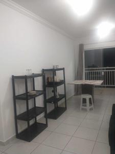 Habitación con 2 estanterías, mesa y mesa en Apartamento - ZO - Sorocaba, en Sorocaba