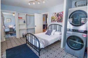 um quarto com uma cama e uma máquina de lavar roupa em Stunning 3BR2BA Haven in Downtowns Heart em San Antonio