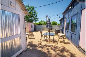 a patio with chairs and a table next to a building at Stunning 3BR2BA Haven in Downtowns Heart in San Antonio