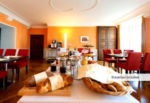 索洛圖恩的住宿－河畔阿勒瑞士優質酒店，一间房间,桌子上摆放着面包