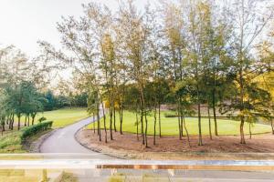 uma estrada sinuosa num parque com árvores em Villa FLC Sầm Sơn Ngọc Trai - Ngay Gần Biển em Sam Son