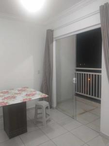 comedor con mesa y ventana en Apartamento - ZO - Sorocaba, en Sorocaba