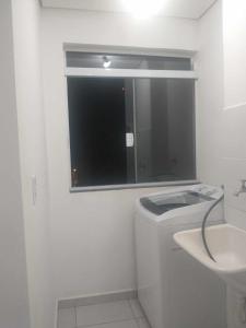 baño blanco con lavabo y ventana en Apartamento - ZO - Sorocaba, en Sorocaba